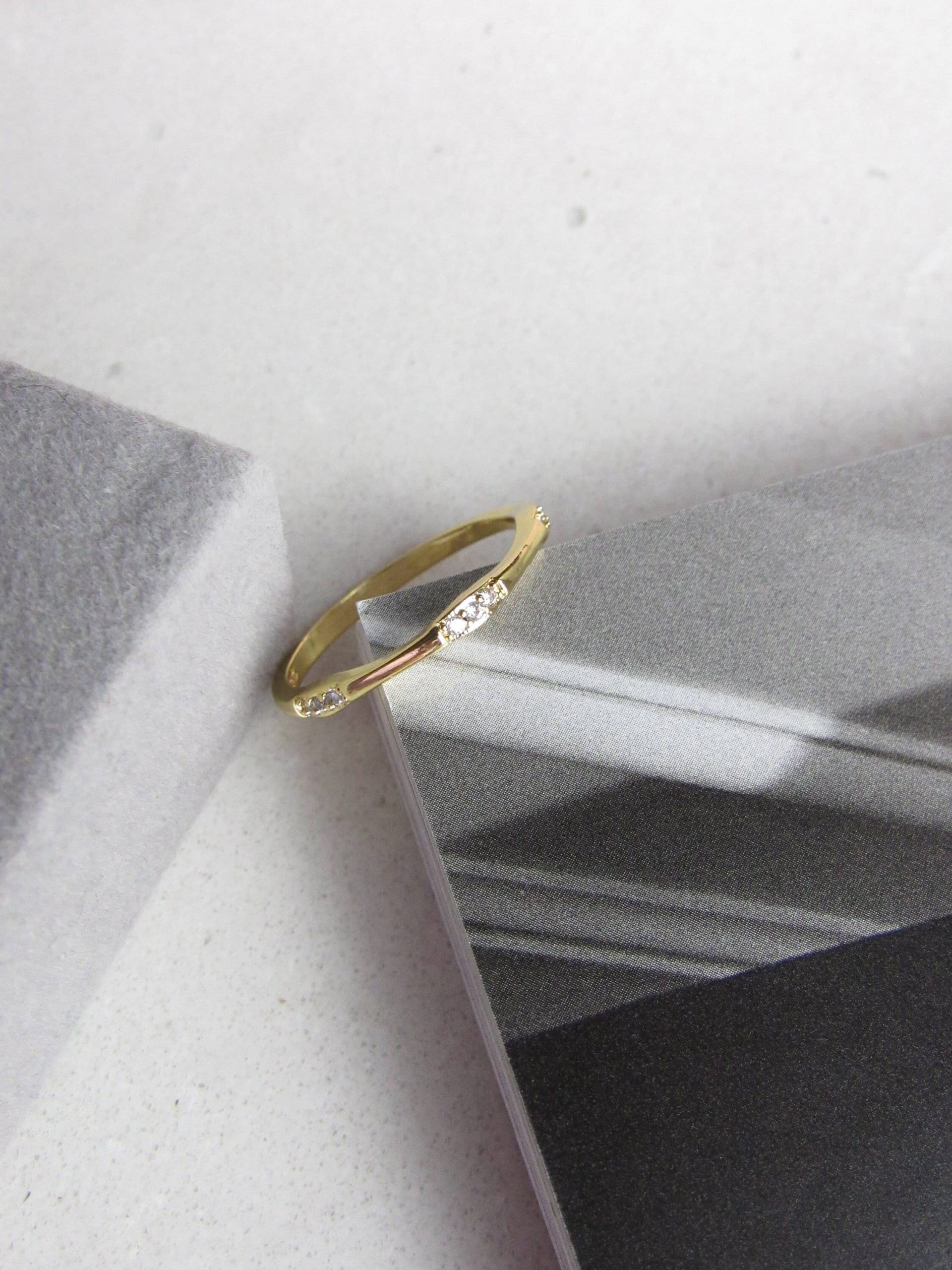 Minimalist Gold Stapelring, Versprechen Ring, Verlobungsring, Dünne Bandring, Ehering, Cocktailring, Ehering von BoiteLaqueJewelry