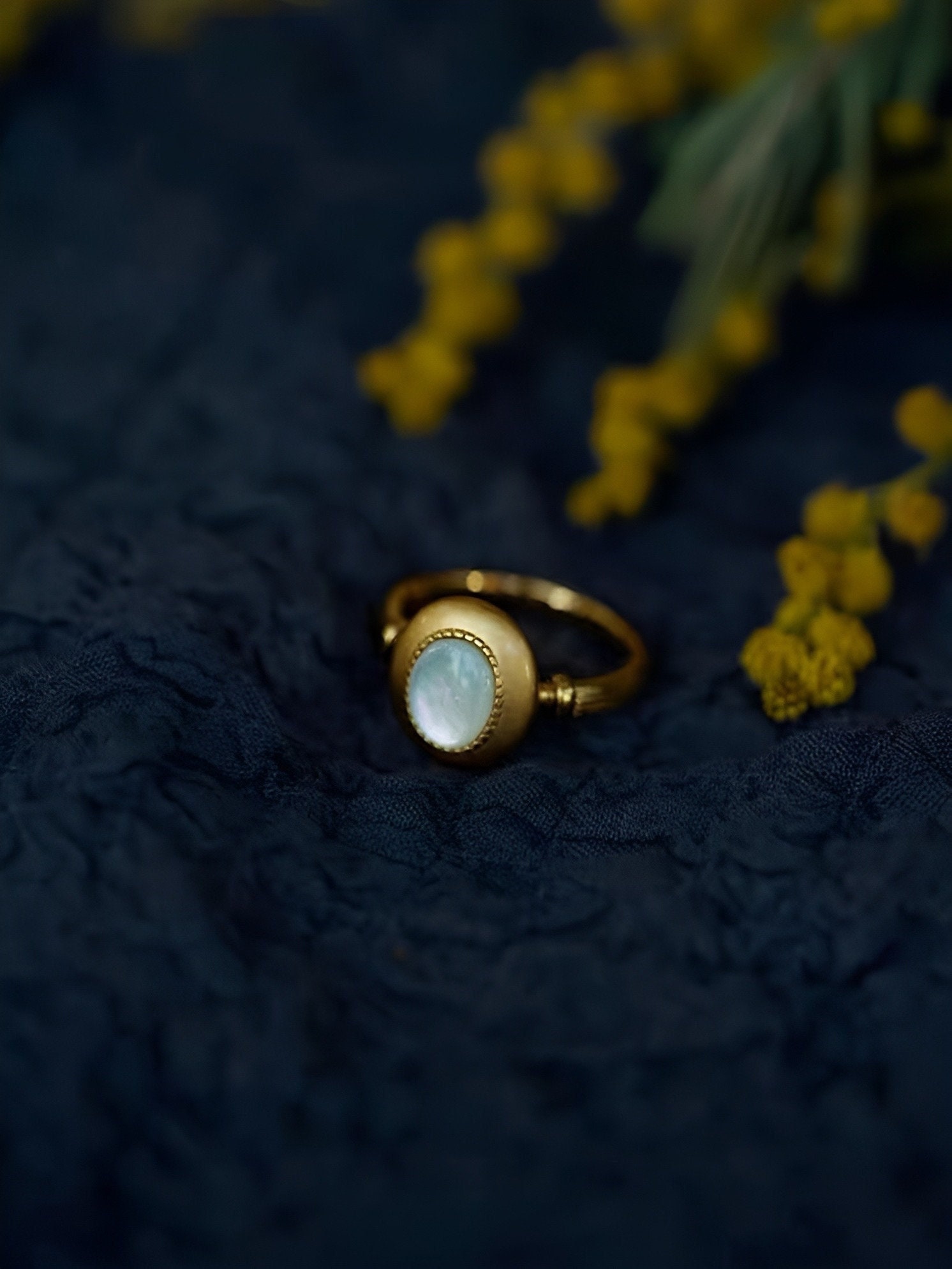 Perlmutt 18K Gold Ring, Art Deco Cabochon Versprechen Statement Cocktail Silber Ring von BoiteLaqueJewelry