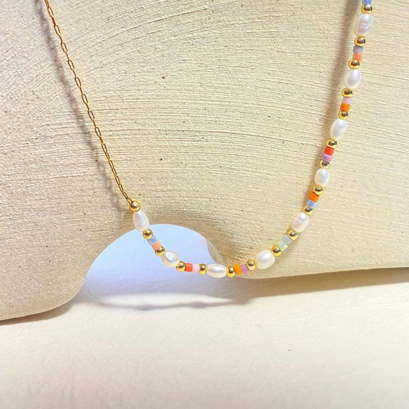 Halskette Mit Bunten Perlen, Goldenen Perlen Und Natürlichen Süßwasserperlen von BolaboStudio