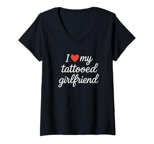 Damen "I Heart My Tattooed Girlfriend" süßes rotes Herz-Design T-Shirt mit V-Ausschnitt von Bold Love Tattoo Style Apparel