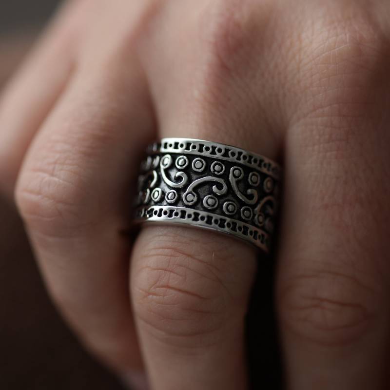 Barock Design Breit Bandring, Unisexgoth Edelstahl Ring, Verschlungenes Design, Schwarz Und Silber Verziert Geschenk Für Ihn von Bold5Jewels