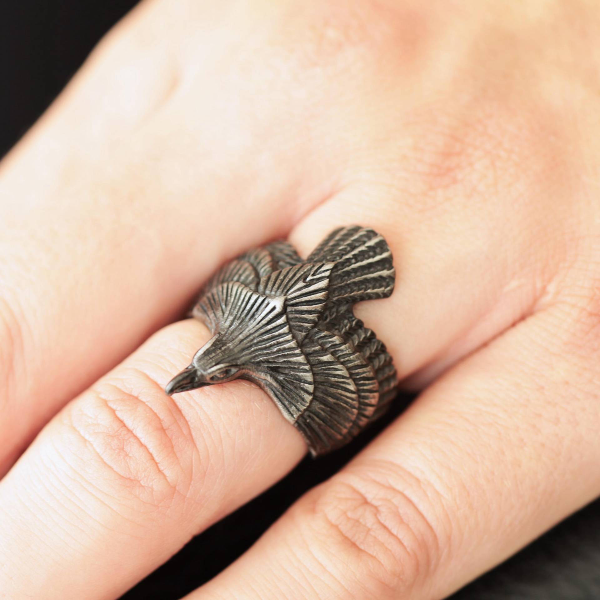 Fliegende Rabe Raben Ring Schwarz Oxidierte Edelstahl Offene Flügel Design von Bold5Jewels