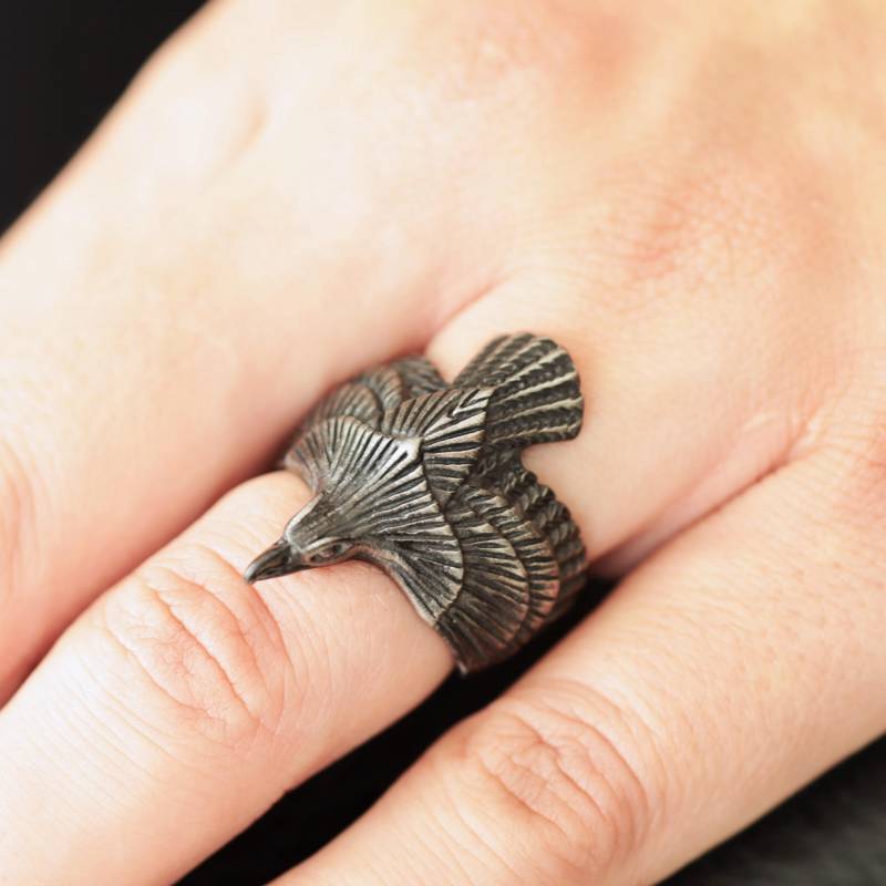 Fliegende Rabe Raben Ring Schwarz Oxidierte Edelstahl Offene Flügel Design von Bold5Jewels
