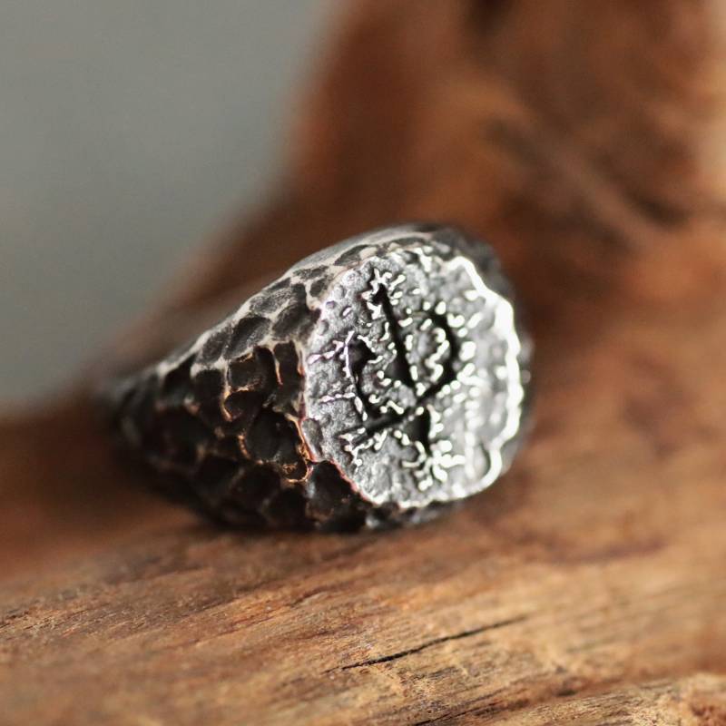 Gehämmerter Rustikaler Siegelring, Dunkel Grau Schwarz Oxidierter Vintage Ring, Edelstahl Wolf Klaue Symbol von Bold5Jewels