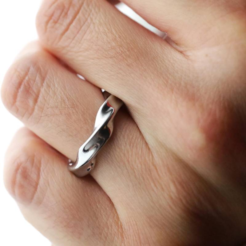 Möbius Edelstahl Unisex Ring Infinity Twist Band, Hypoallergen von Bold5Jewels