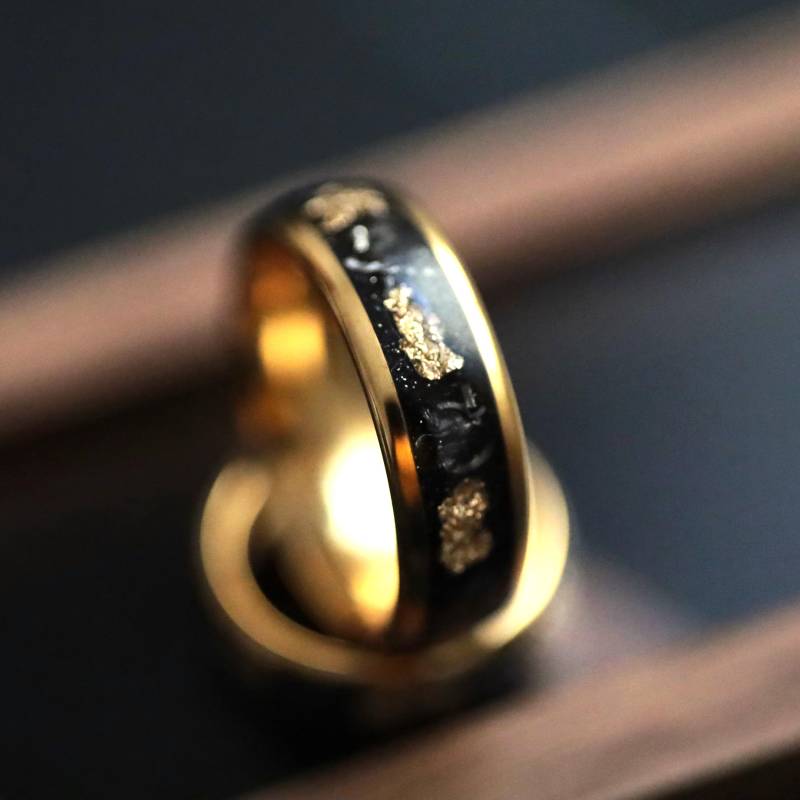 Paare Ehering Mit Meteorit Inlay Und Goldfolie, 18K Vergoldeter Wolframring, Verzaubertes Universum, Größe 6-13, Inklusive Holzbox von Bold5Jewels