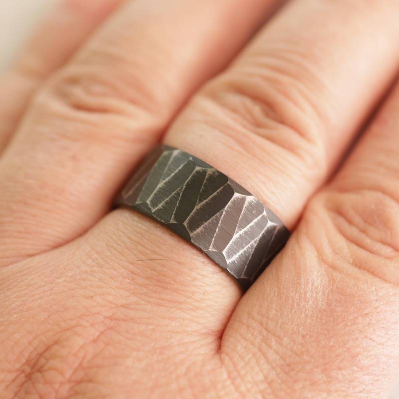 Rustikaler Ring in Schwarz Gebürsteter Wolfram Ring, 12 Mm Breit von Bold5Jewels