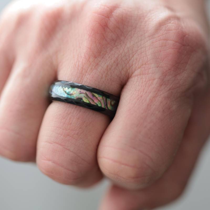 Schwarzer Wolfram Ring - Farbe Regenbogen Design, Buntes Abstraktes Inlay, Größen 8-12 Us, Einzigartiger Statement von Bold5Jewels