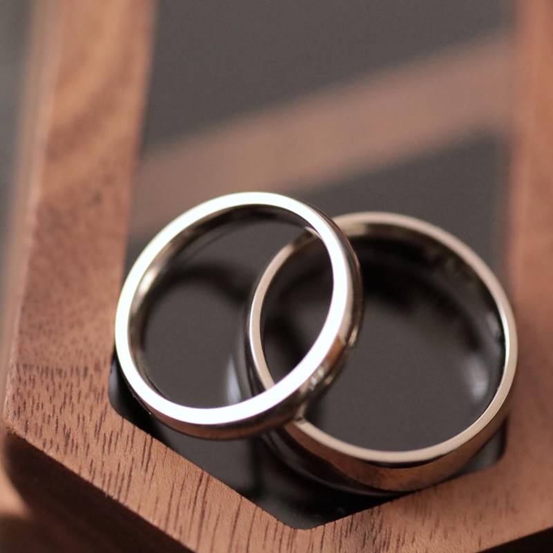 Titan Poliert Trauringe - Hypoallergene Paare Verlobungsringe, 4 Mm Und 8 Breit, Doppelring Holzbox Inklusive von Bold5Jewels