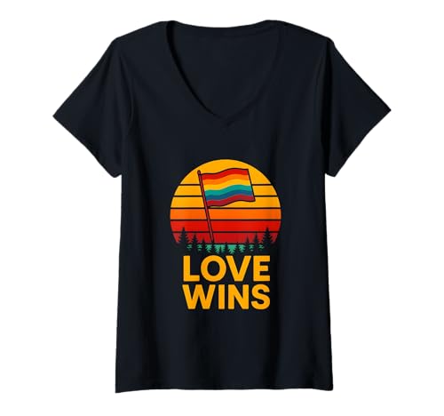 Damen Gay Pride Month Love gewinnt Retro-Regenbogen LGBTQ+ T-Shirt mit V-Ausschnitt Damen Gay Pride Month Love gewinnt Retro-Regenbogen LGBTQ+ T-Shirt mit V-Ausschnitt von Boldly Queer - Expressive Pride Apparel for All