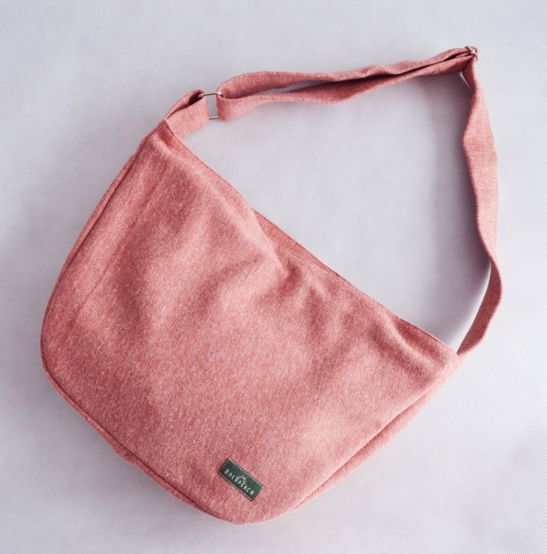 Fahrrad Umhängetasche Fahrradtasche Lachs Pink Minimalistisch Schlicht Lässige Tasche Rosé Sportliche 1.1 Basic Kollektion Fahrrad Umhängetasche Fahrradtasche Lachs Pink Minimalistisch Schlicht Lässige Tasche Rosé Sportliche 1.1 Basic Kollektion von Boldpeach