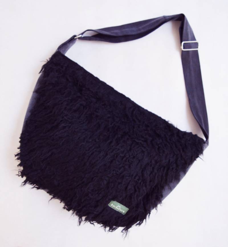 Fahrrad Umhängetasche Schwarz Fell Kunstpelz Webpelz Puli Rollschuhtasche Wickeltasche Fahrrad Umhängetasche Schwarz Fell Kunstpelz Webpelz Puli Rollschuhtasche Wickeltasche von Boldpeach