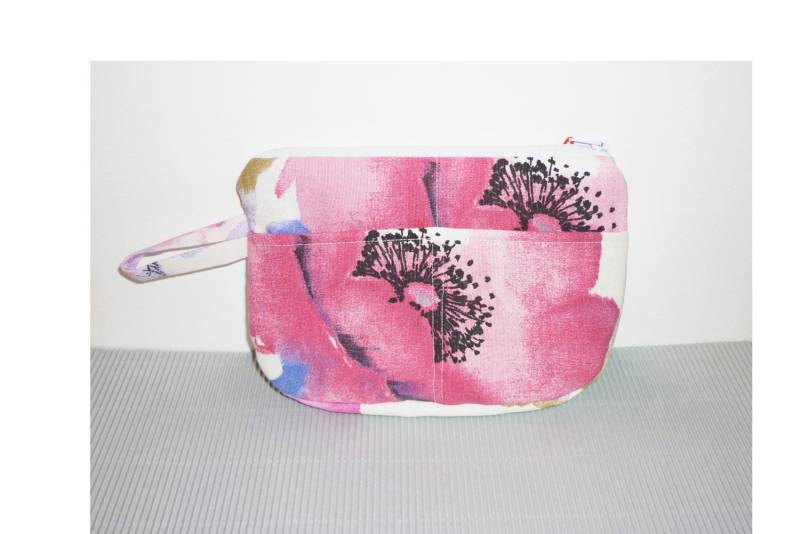 Fuchsia Pink Weiß Blumenmuster Kosmetiktasche Beauty Bag Schlampermäppchen Oder Schminktasche Sale von Boldpeach