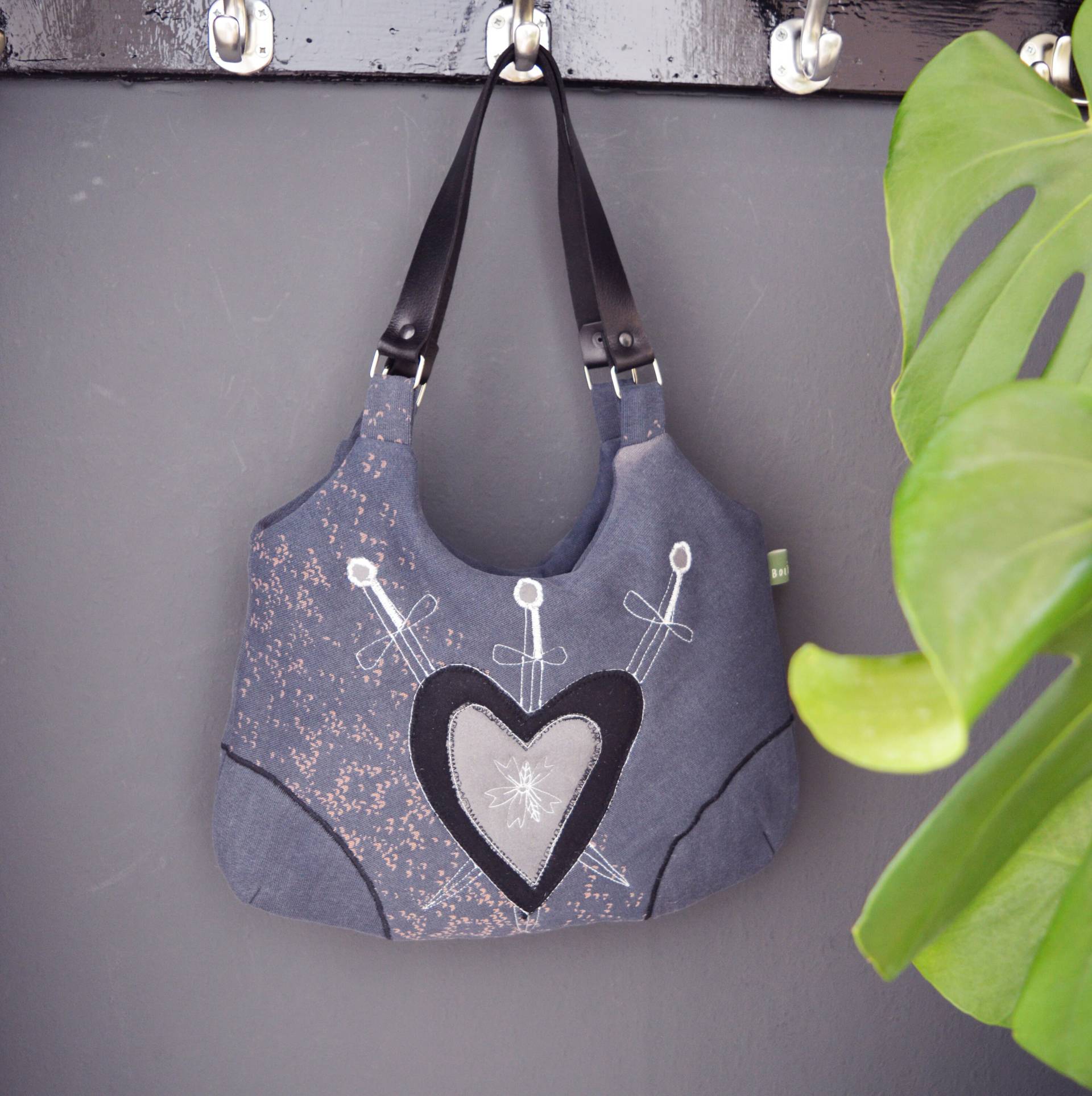 Graue Umhängetasche Herz Und Schwerter Coole Handtasche Alternative Oldschool Tattoo Style Tarot Drei Vegan Mode Mystisch Magisch Graue Umhängetasche Herz Und Schwerter Coole Handtasche Alternative Oldschool Tattoo Style Tarot Drei Vegan Mode Mystisch Magisch von Boldpeach
