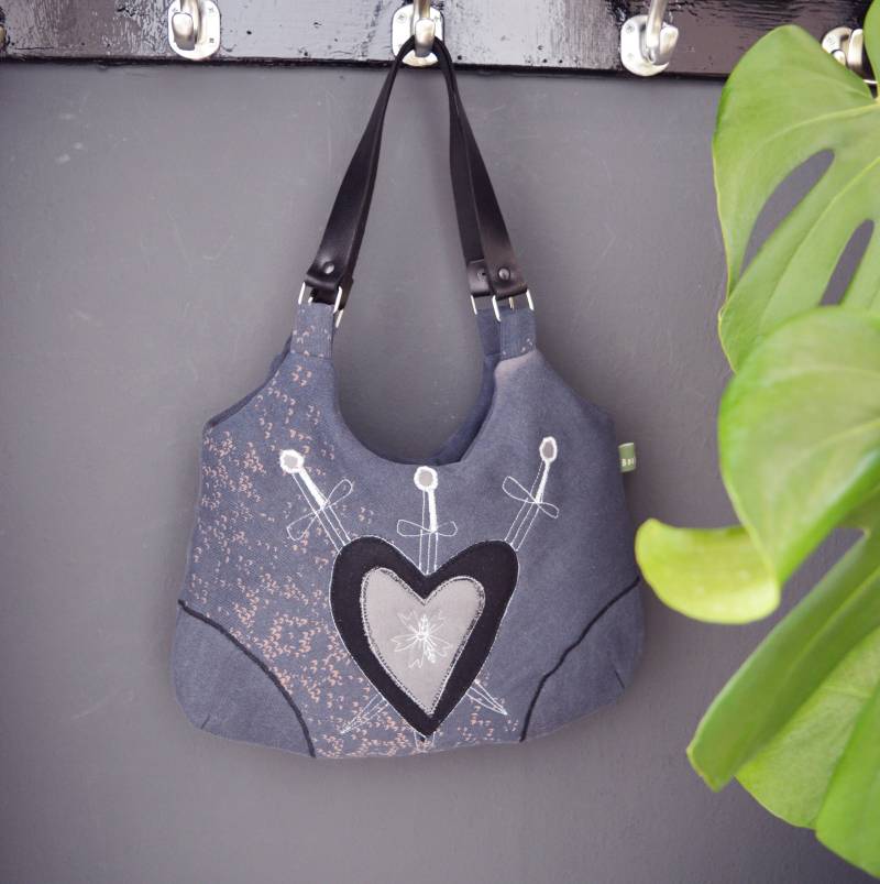 Graue Umhängetasche Herz Und Schwerter Coole Handtasche Alternative Oldschool Tattoo Style Tarot Drei Vegan Mode Mystisch Magisch Graue Umhängetasche Herz Und Schwerter Coole Handtasche Alternative Oldschool Tattoo Style Tarot Drei Vegan Mode Mystisch Magisch von Boldpeach