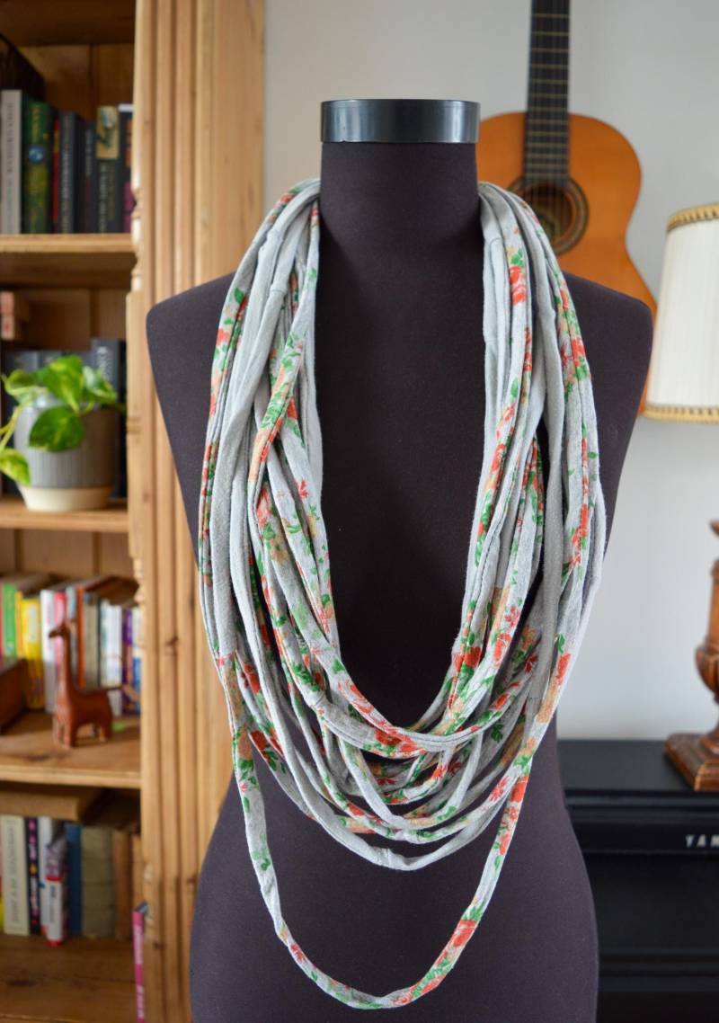 Grauer Sale Schlauchschal Halsschmuck Ooak Floral Grau Gemustert Grauer Sale Schlauchschal Halsschmuck Ooak Floral Grau Gemustert von Boldpeach