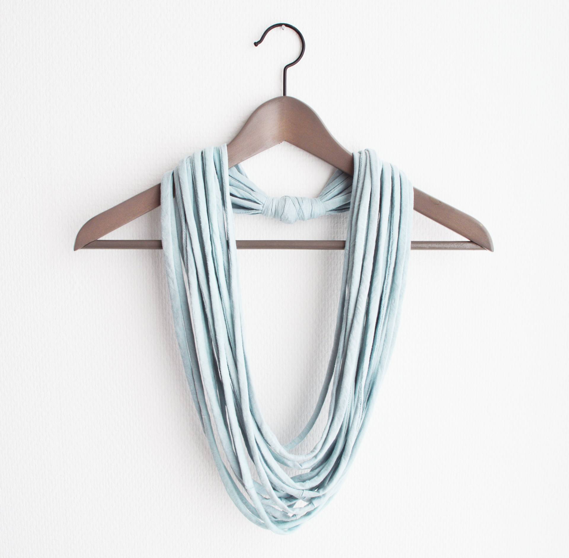 Hellblaues Halsband Ornament Loop Schal Unendlichkeitsschal Rundschal Ooak Minimalist Hellblaues Halsband Ornament Loop Schal Unendlichkeitsschal Rundschal Ooak Minimalist von Boldpeach