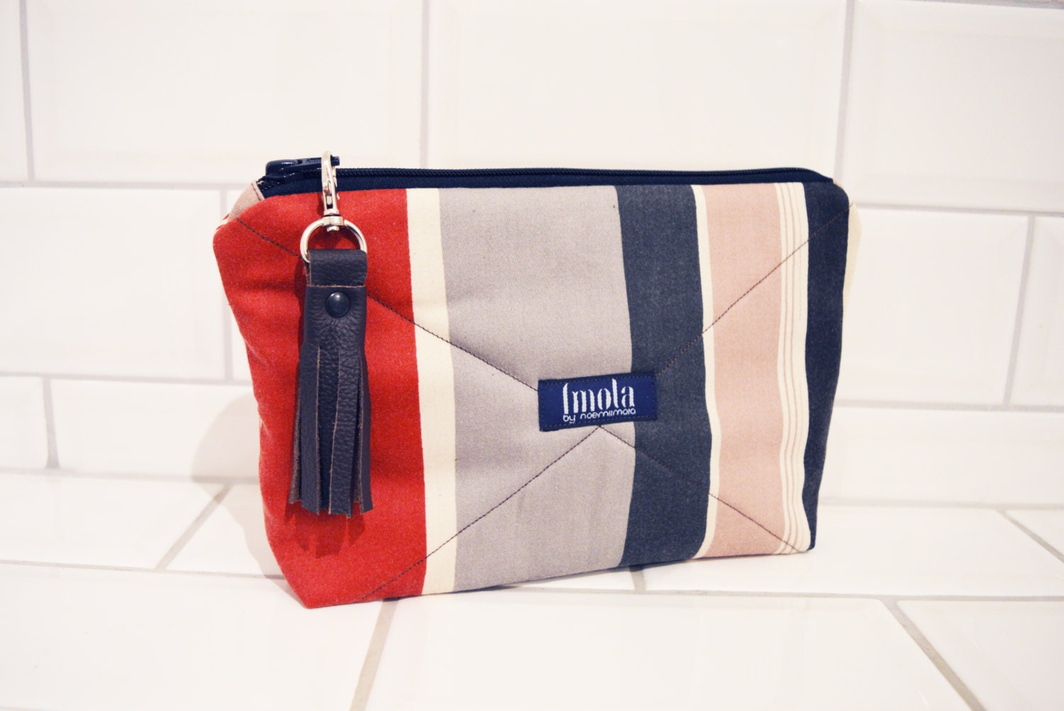 Kosmetiktasche Stiftetäschchen Beauty Bag Federmäppchen Gestreift Umweltfreundliches Upcycled Mit Brauner Lederquaste Kosmetiktasche Stiftetäschchen Beauty Bag Federmäppchen Gestreift Umweltfreundliches Upcycled Mit Brauner Lederquaste von Boldpeach