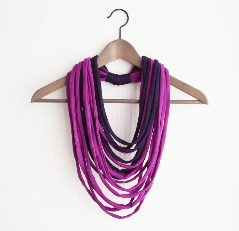 Lila Halsschmuck Schlauchschal Loop-Schal Rundschal Verspielt Upcycled Umweltfreundlich Lila Halsschmuck Schlauchschal Loop-Schal Rundschal Verspielt Upcycled Umweltfreundlich von Boldpeach