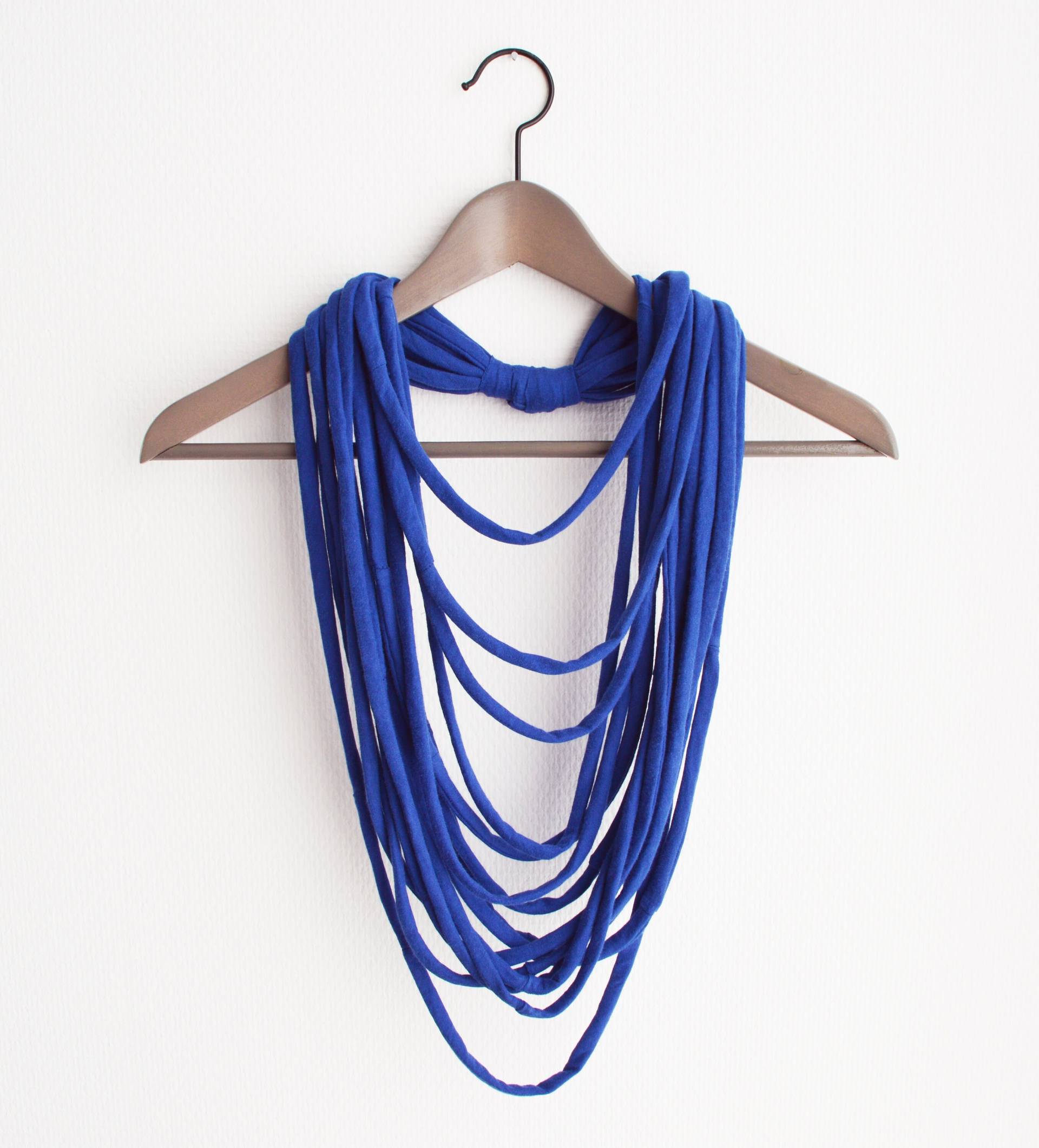 Royalblau Halsschmuck Loopschal Unendlichkeitsschal Rundschal Verspielt Upcycled Umweltfreundlich T-Shirt Kette Royalblau Halsschmuck Loopschal Unendlichkeitsschal Rundschal Verspielt Upcycled Umweltfreundlich T-Shirt Kette von Boldpeach