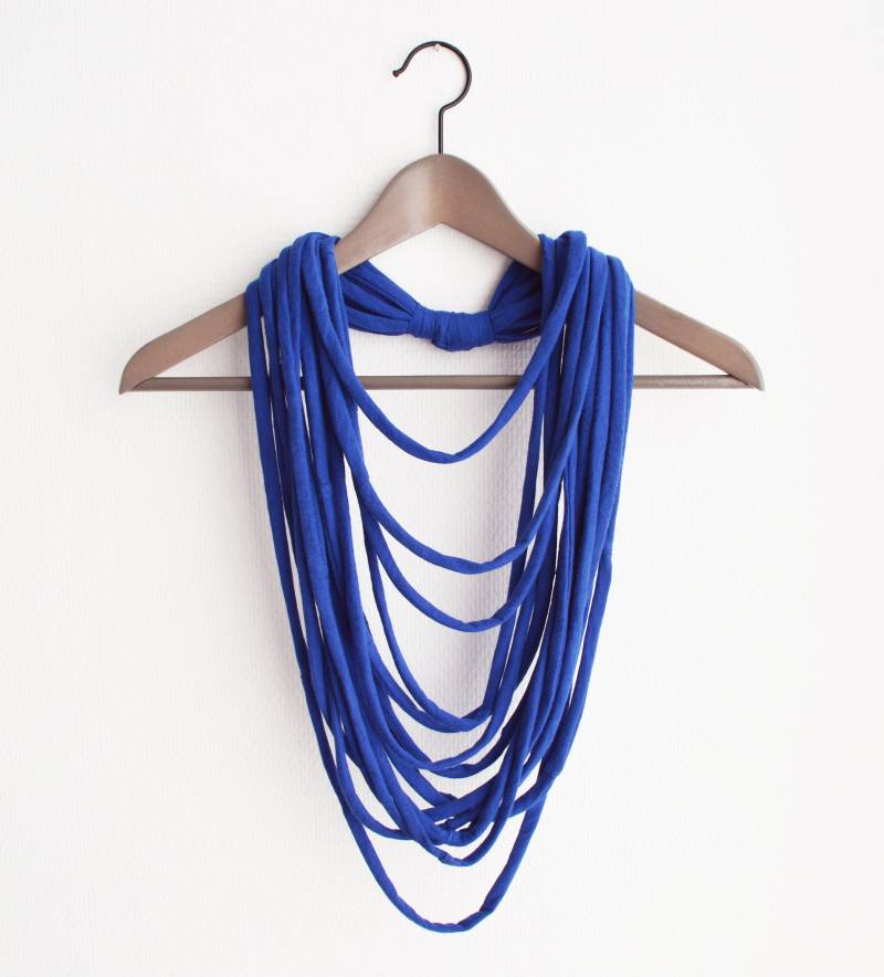 Royalblau Halsschmuck Loopschal Unendlichkeitsschal Rundschal Verspielt Upcycled Umweltfreundlich T-Shirt Kette Royalblau Halsschmuck Loopschal Unendlichkeitsschal Rundschal Verspielt Upcycled Umweltfreundlich T-Shirt Kette von Boldpeach