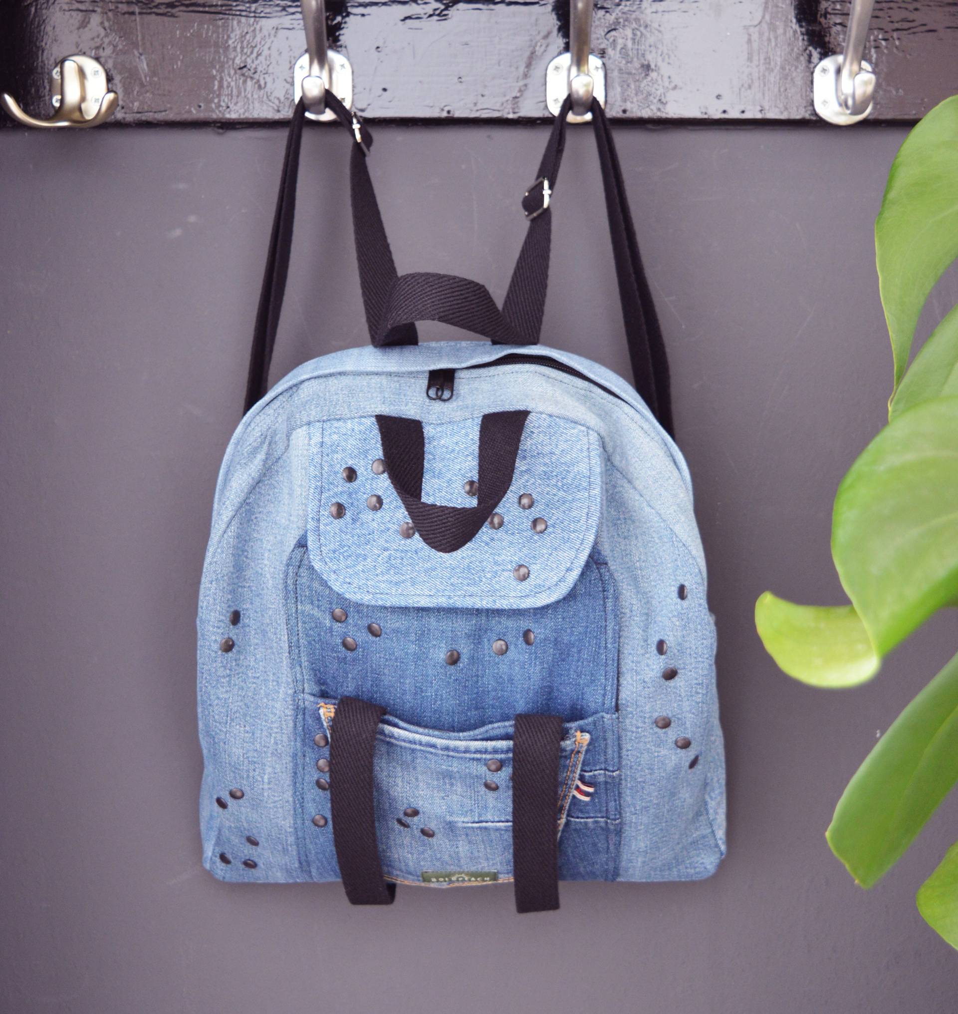 Rucksack Aus Jeansstoff Mit Schwarzen Nieten Und Vielen Taschen Rucksack Aus Jeansstoff Mit Schwarzen Nieten Und Vielen Taschen von Boldpeach
