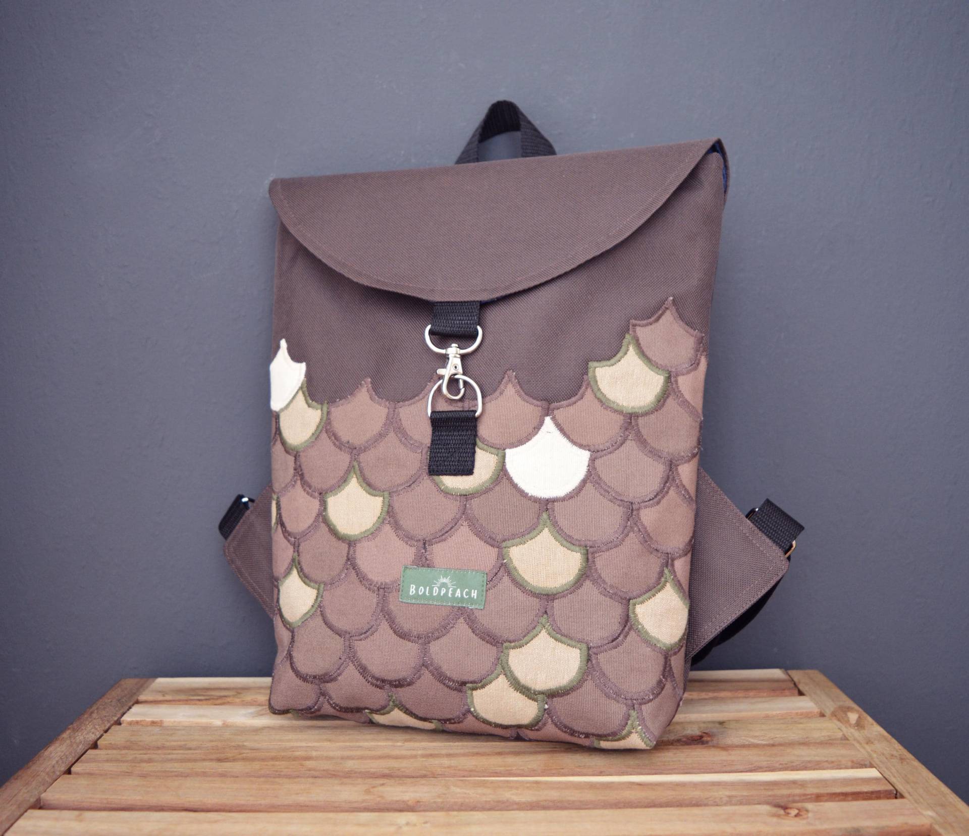Rucksack Braun Hipster Rucksack Tasche Klein Alltag Mini Flocken Meerjungfrau Kiwi Unikat Vegan Rucksack Braun Hipster Rucksack Tasche Klein Alltag Mini Flocken Meerjungfrau Kiwi Unikat Vegan von Boldpeach
