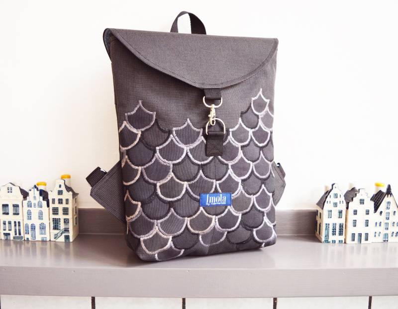 Rucksack Grauer Hipster-Rucksack Radtasche Kleine Alltags-Rucksack Mini-Rucksack Flocken Applikation Meerjungfrau Pinienzapfen Ooak Rucksack Grauer Hipster-Rucksack Radtasche Kleine Alltags-Rucksack Mini-Rucksack Flocken Applikation Meerjungfrau Pinienzapfen Ooak von Boldpeach