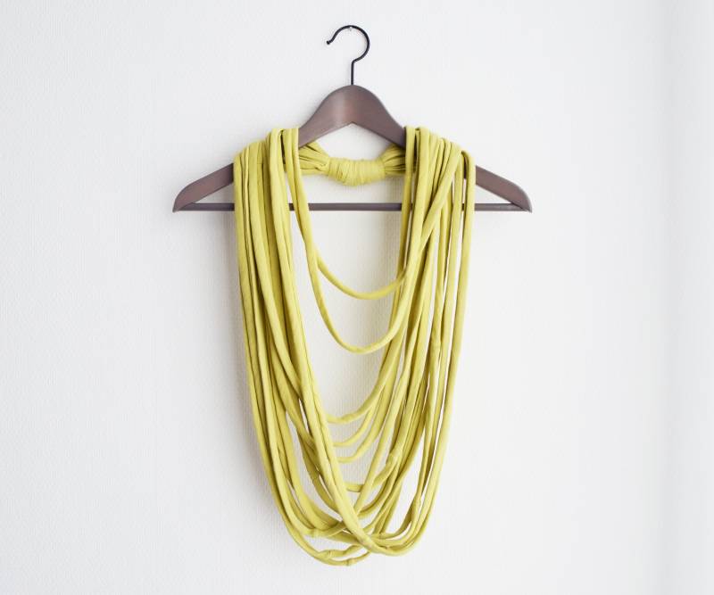 Sale Lindgelb Halsschmuck Loop-Schal Infinity-Schal Rundschal Ooak Boho-Hippie Glücklich Schal Sale Lindgelb Halsschmuck Loop-Schal Infinity-Schal Rundschal Ooak Boho-Hippie Glücklich Schal von Boldpeach