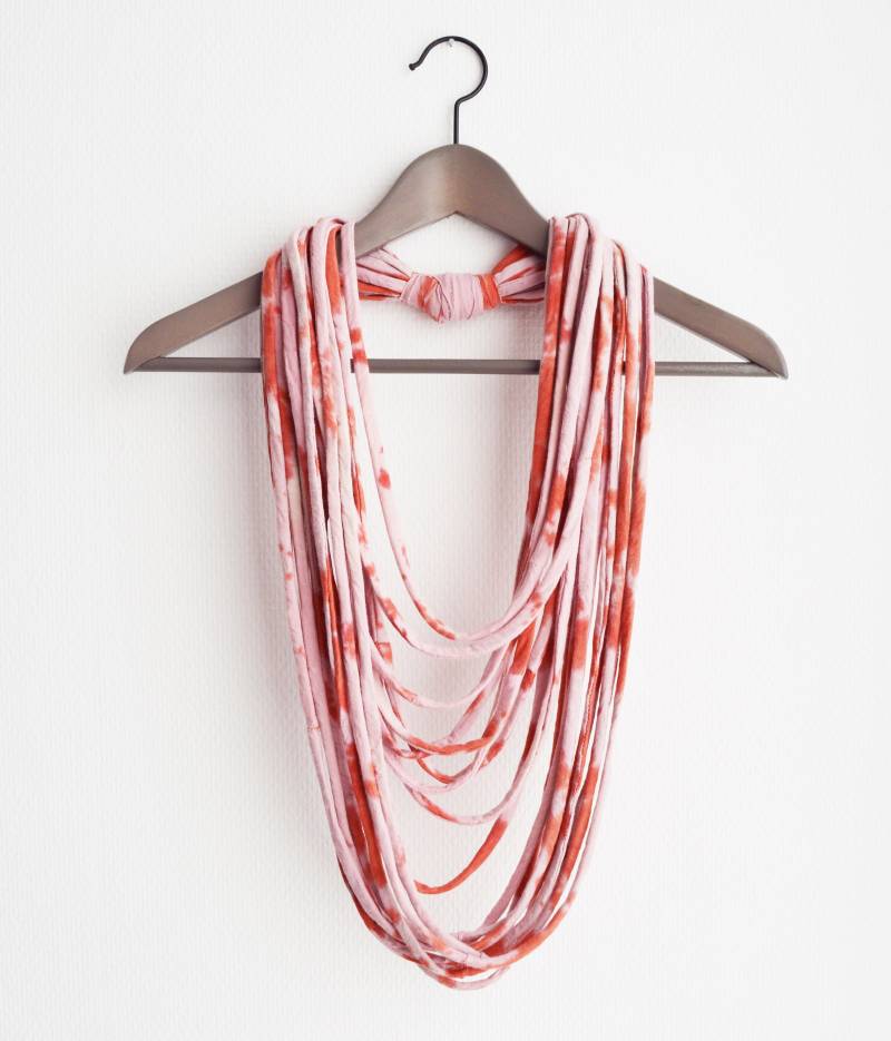 Sale Pink Halsschmuck Schleifenschal Unendlichkeitsschal Rundschal Ooak Boho Hippie Happy Schal Batik Sale Pink Halsschmuck Schleifenschal Unendlichkeitsschal Rundschal Ooak Boho Hippie Happy Schal Batik von Boldpeach