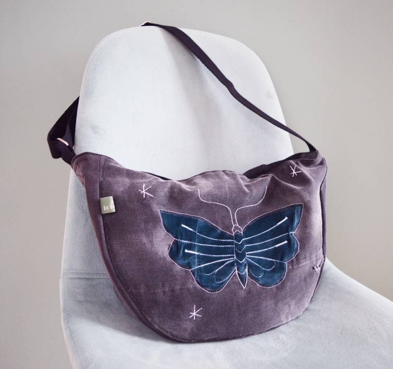 Schwarze Umhängetasche Messenger Bag Schmetterling Motte Medium Vegane Tasche Ooak Tarot Metamorphose Vegan Fashion Mystisch Magisch Tattoo von Boldpeach