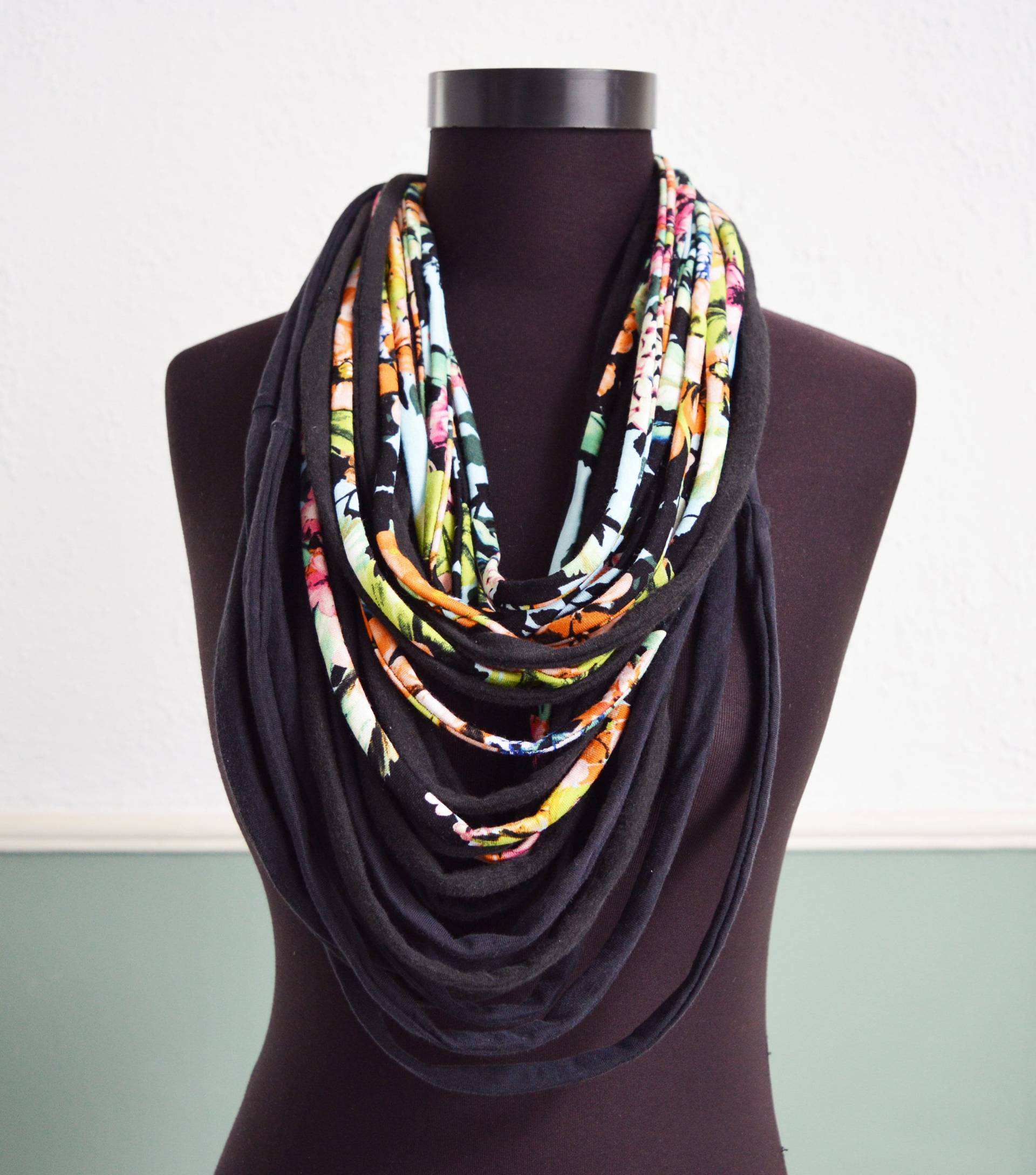 Tropisch Schwarz Halsschmuck Loop-Schal Schlauchschal Rundschal Verspielt Upcycled Umweltfreundlich T-Shirt Kette Floral Tropisch Schwarz Halsschmuck Loop-Schal Schlauchschal Rundschal Verspielt Upcycled Umweltfreundlich T-Shirt Kette Floral von Boldpeach