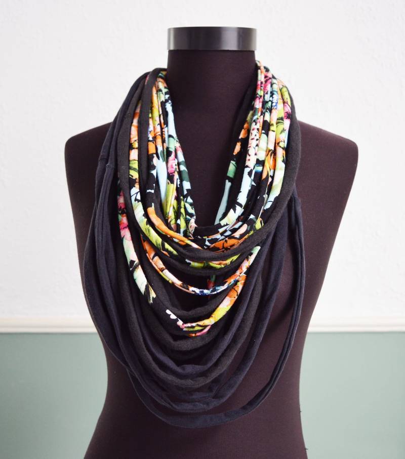 Tropisch Schwarz Halsschmuck Loop-Schal Schlauchschal Rundschal Verspielt Upcycled Umweltfreundlich T-Shirt Kette Floral Tropisch Schwarz Halsschmuck Loop-Schal Schlauchschal Rundschal Verspielt Upcycled Umweltfreundlich T-Shirt Kette Floral von Boldpeach