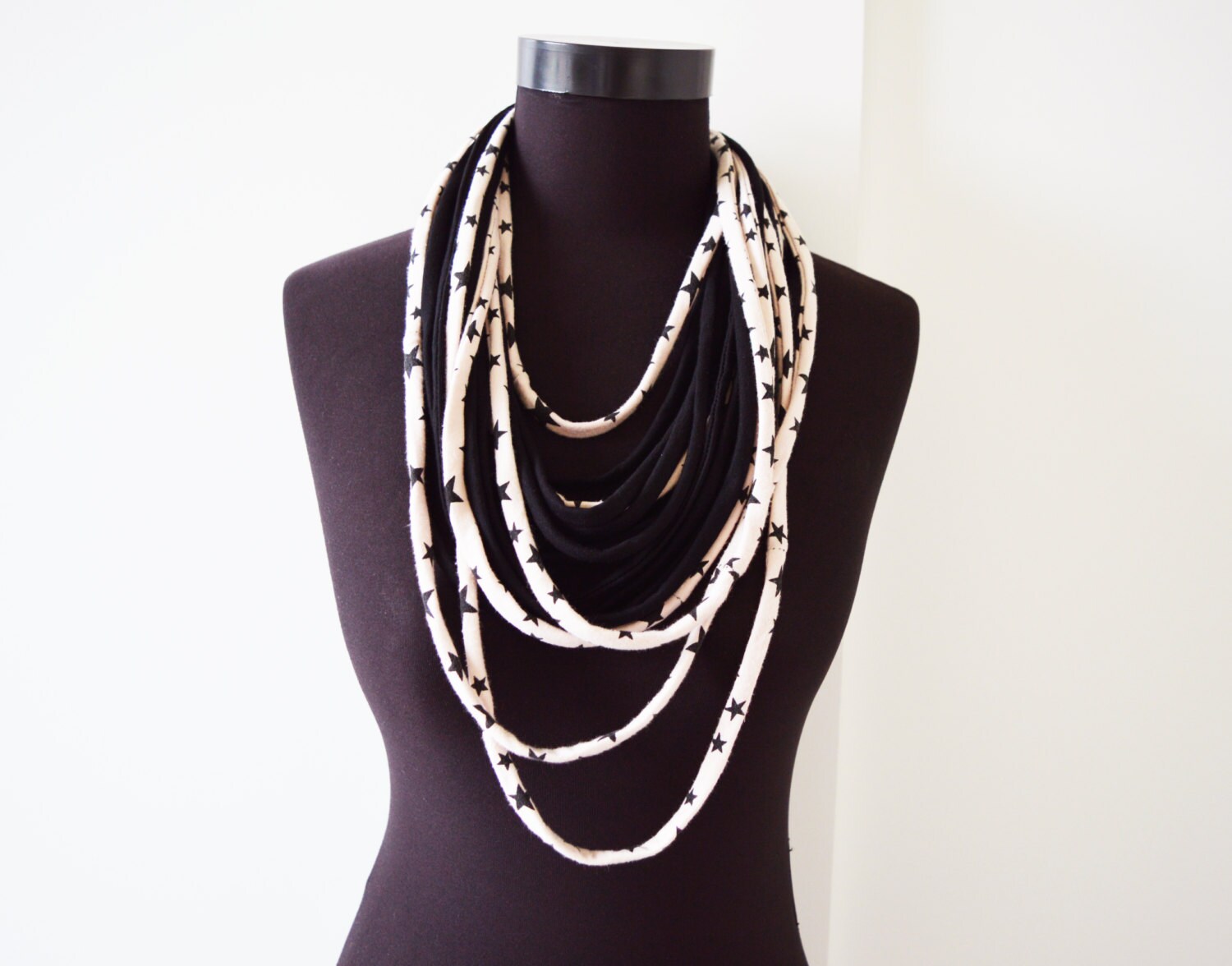 Verkauf Schwarz Sterne Halsschmuck Schlauchschal Loop-Schal Rundschal Stern Wollweiß Creme Beige Und Schwarz Verkauf Schwarz Sterne Halsschmuck Schlauchschal Loop-Schal Rundschal Stern Wollweiß Creme Beige Und Schwarz von Boldpeach