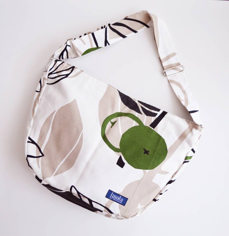 Weiß Beige Fahrrad Umhängetasche Messenger Bag Mit Moosgrün Olivgrünem Beerenmuster 1.1 Basic Kollektion von Boldpeach