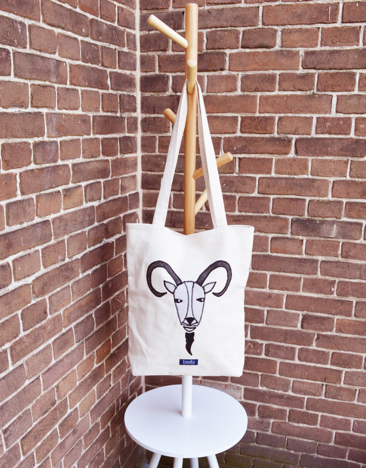Ziege Tote Shopper Tasche Beige Appliziert Widder Ochse Totem Ziege Tote Shopper Tasche Beige Appliziert Widder Ochse Totem von Boldpeach