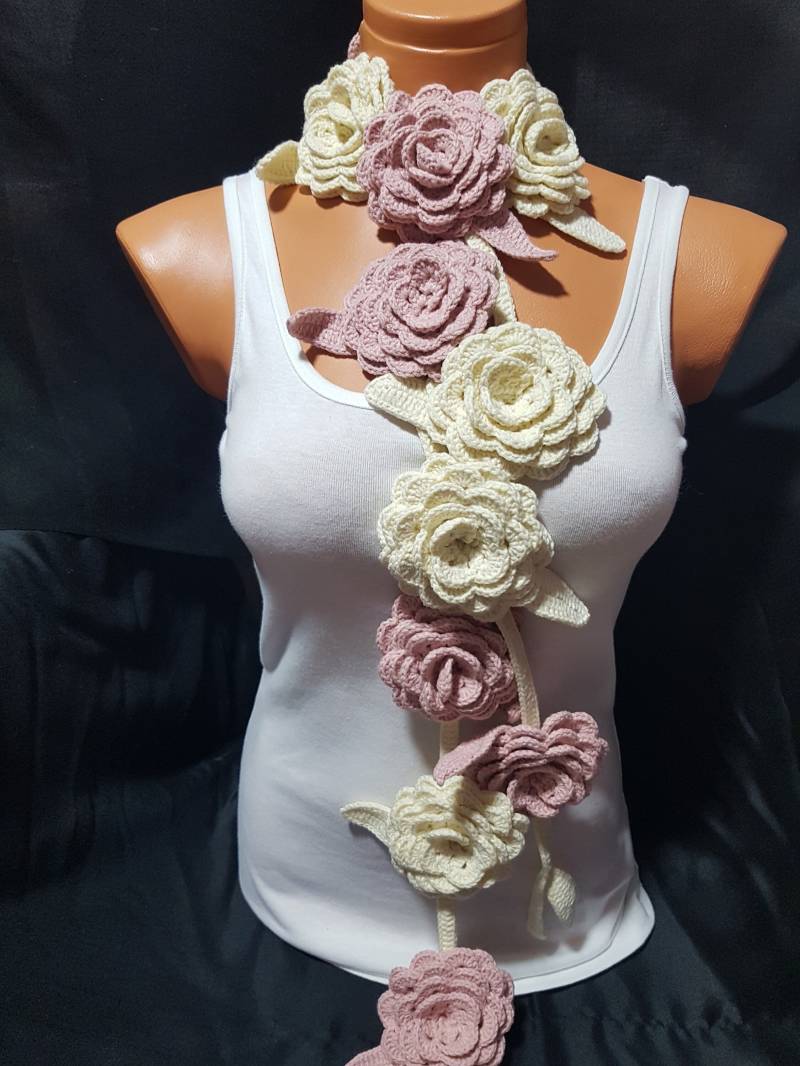 Handgemachte Gehäkelte Blumenhalskette, Rosa & Marmoriert Statement Kragen-Accessoire, Blumenschal, Frühlingsschal von BolishopDesign