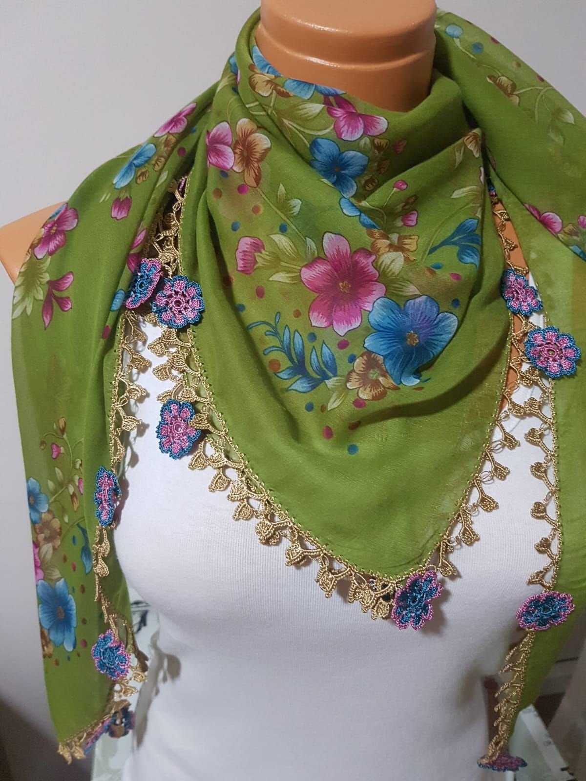 Schal Bunter Schal, Geblümter Dreieckstuch, Blumen-Schal, Stirnband, Mode, Bandana, Strickblumen, Engel, Für Sie Schal Bunter Schal, Geblümter Dreieckstuch, Blumen-Schal, Stirnband, Mode, Bandana, Strickblumen, Engel, Für Sie von BolishopDesign
