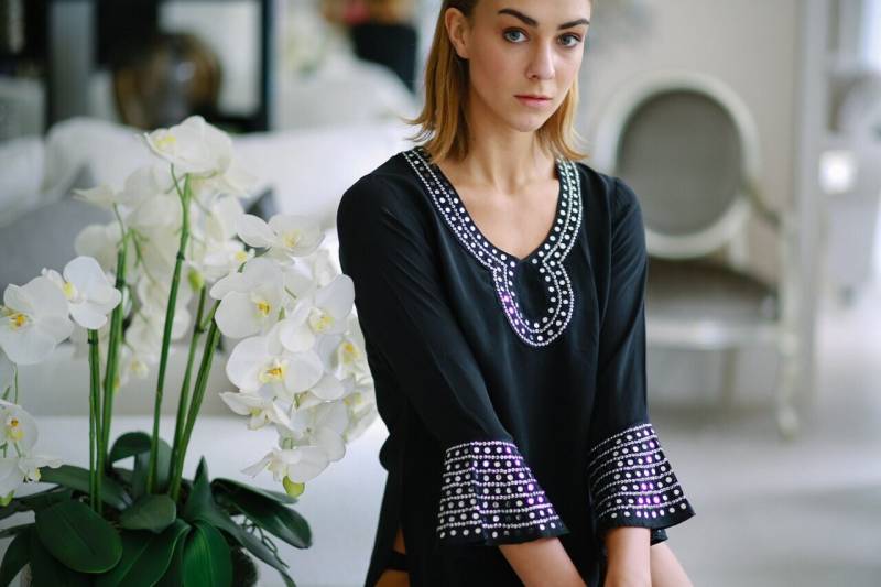 Aaina Schwarzen Kaftan von BollywoodCouture