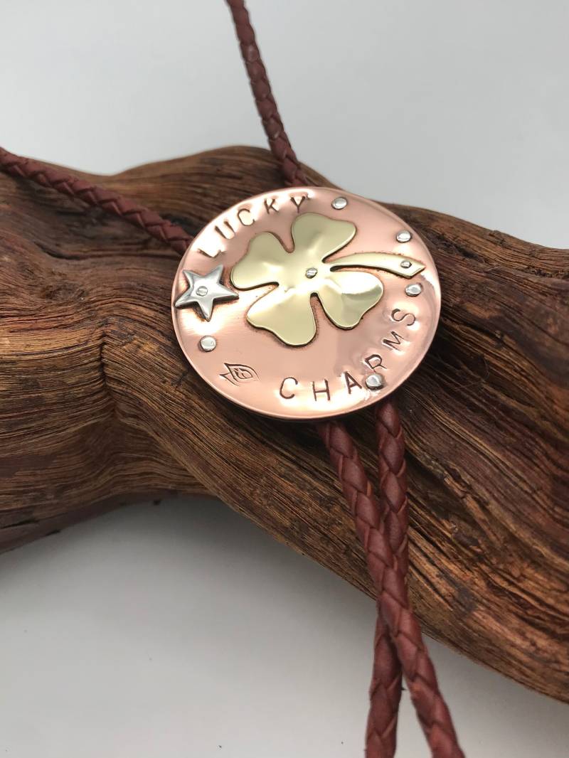 Glücksbringer Kupfer Bolo Krawatte, Kleeblatt Anhänger, Blumen Metall St Patrick Tagesgeschenk, Handwerker Krawatte Für Männer Und Frauen Glücksbringer Kupfer Bolo Krawatte, Kleeblatt Anhänger, Blumen Metall St Patrick Tagesgeschenk, Handwerker Krawatte Für Männer Und Frauen von BoloCamp