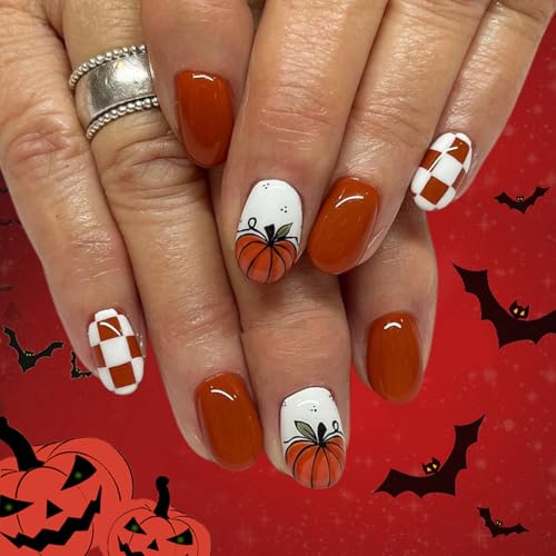 24 Stück Halloween Nägel Zum Aufkleben, Kurzes Oval Orange Künstliche Nägel Kürbis Rot-Weiß Kariert Kunstnägel Press on Nails, Acryl Full Cover Falsche Nägel für Frauen Mädchen von BoloShine