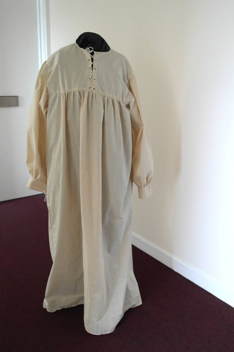 "In Großbritannien Hergestellter "Farmer Giles" Smock Aus 100% Baumwolle Mit Geschnürter Vorderseite Und Manschetten." von BoltsOfRohan