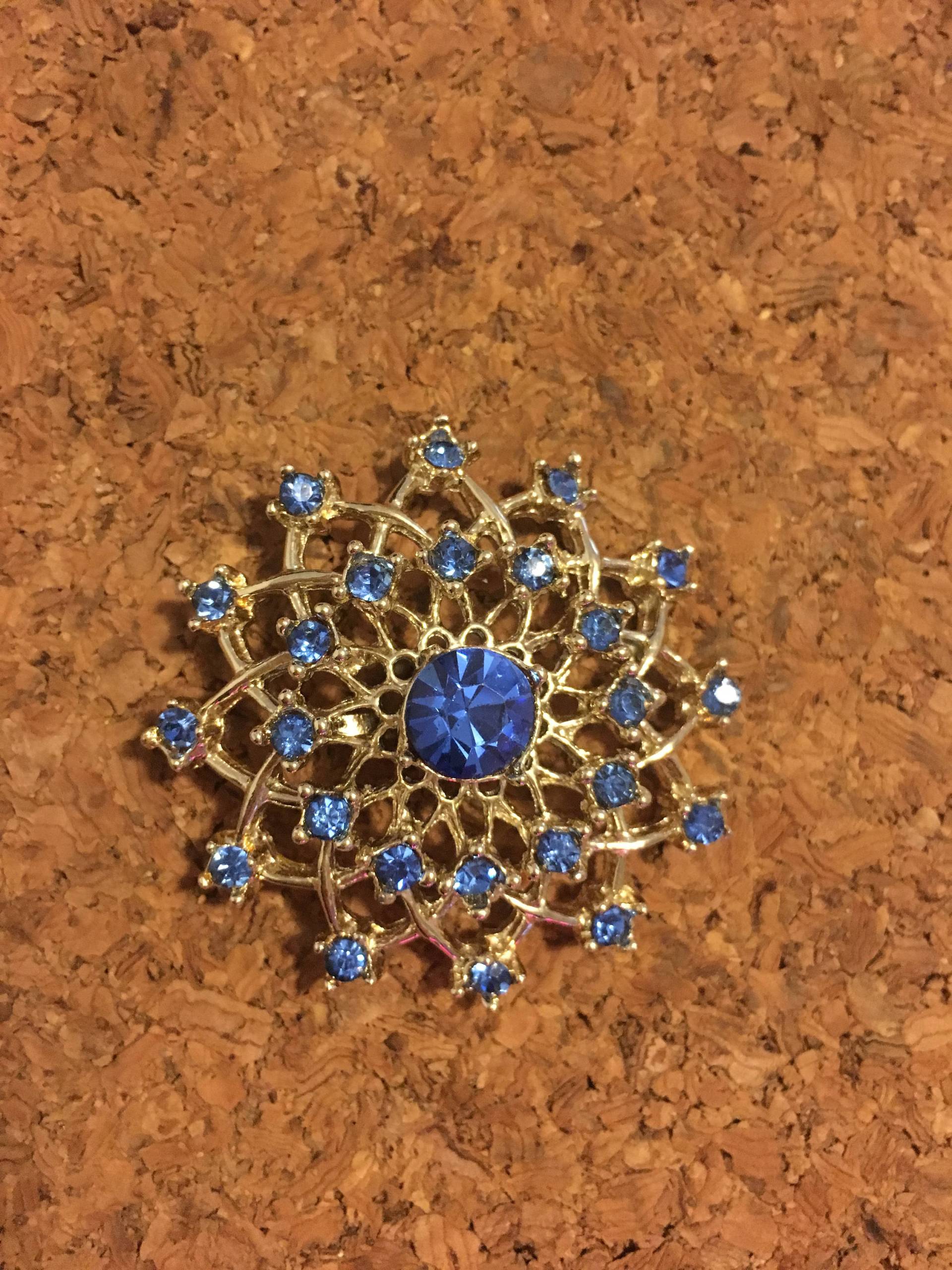 Schneeflocke-Blauen Edelstein-Anhänger Schneeflocke-Blauen Edelstein-Anhänger von BomPaVintage