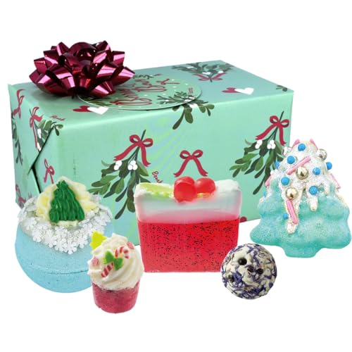 Bomb Cosmetics Berries & Bows Festive Christmas Handmade Wrapped Bath & Body Set with Essential Oils, Includes Bath Bombs, Soap, Bath Mallow & Bath Creamer von Bomb Cosmetics
