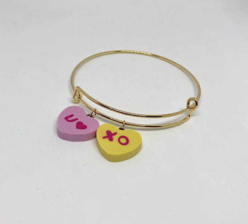 Gold-Ton Upcycled Valentines Tag Xo Gespräch Herz Spielzeug Charm Armreif - Schmuck Liebe-Armband Gold-Ton Upcycled Valentines Tag Xo Gespräch Herz Spielzeug Charm Armreif - Schmuck Liebe-Armband von BombPopBoutique