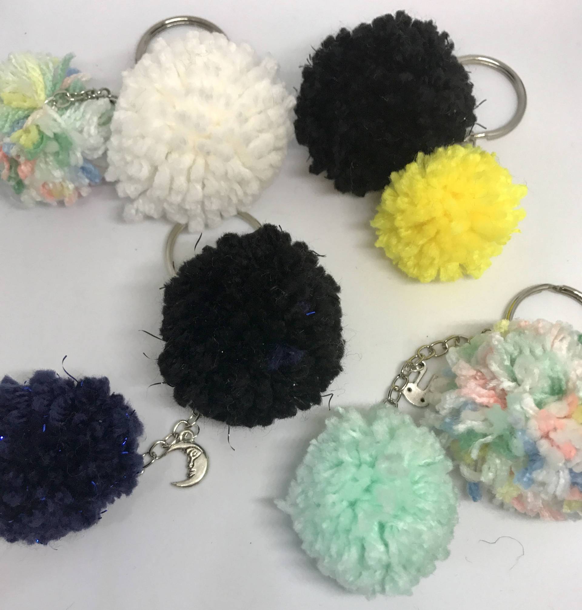 Pom Garn Schlüsselanhänger - Fuzzy Schlüsselring Mit Anhänger von BombPopBoutique