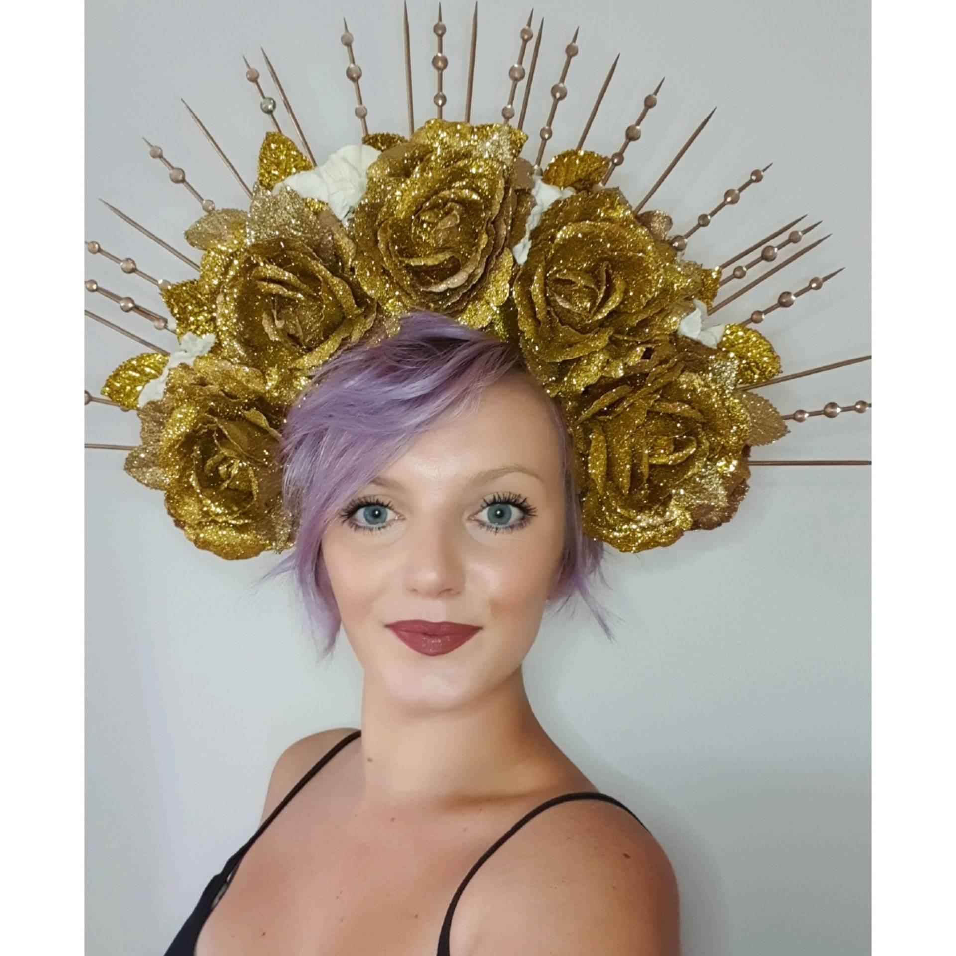 Made To Order Maßgeschneiderte Handgefertigte Atemberaubende Große Glitzer Gold Rose Festival /Brautkrone /Floral Spike Kopfschmuck Mit Hortensien Made To Order Maßgeschneiderte Handgefertigte Atemberaubende Große Glitzer Gold Rose Festival /Brautkrone /Floral Spike Kopfschmuck Mit Hortensien von BombiniStudio