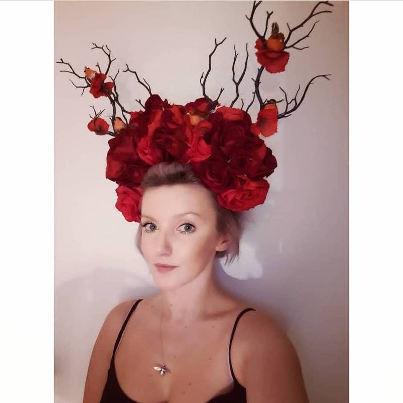 Made To Order Maßgeschneiderte Handgemachte Große Helle Rote Rosen Und Dunkelrote Samtrosen Mit Roten Hortensien-Blumenzweig / Made To Order Maßgeschneiderte Handgemachte Große Helle Rote Rosen Und Dunkelrote Samtrosen Mit Roten Hortensien-Blumenzweig / von BombiniStudio