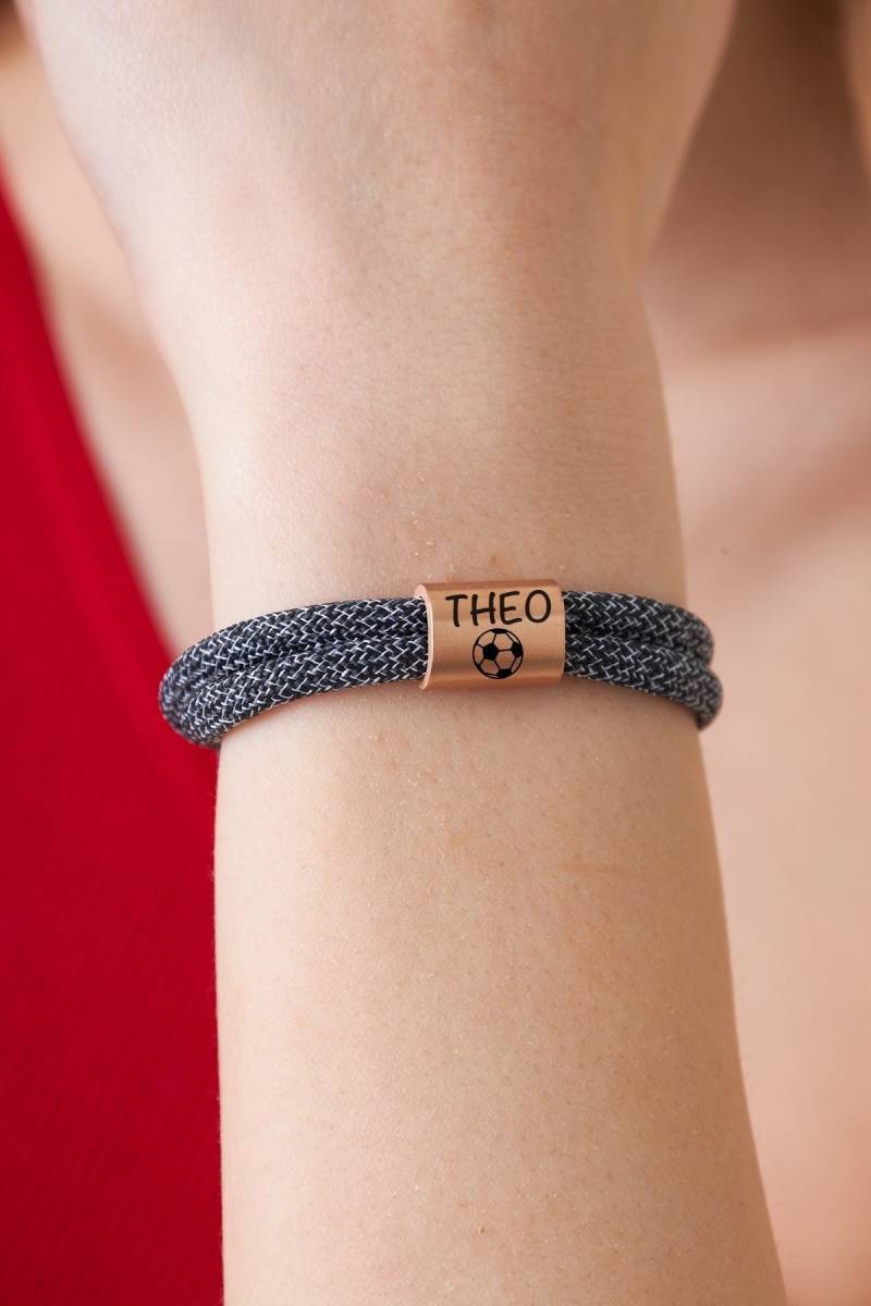 Schulkind Armband Mit Fussball Zur Einschulung - Perfektes Geschenk Für Mädchen Und Jungen Zum Schulstart 2024 Segeltau von BombriShop