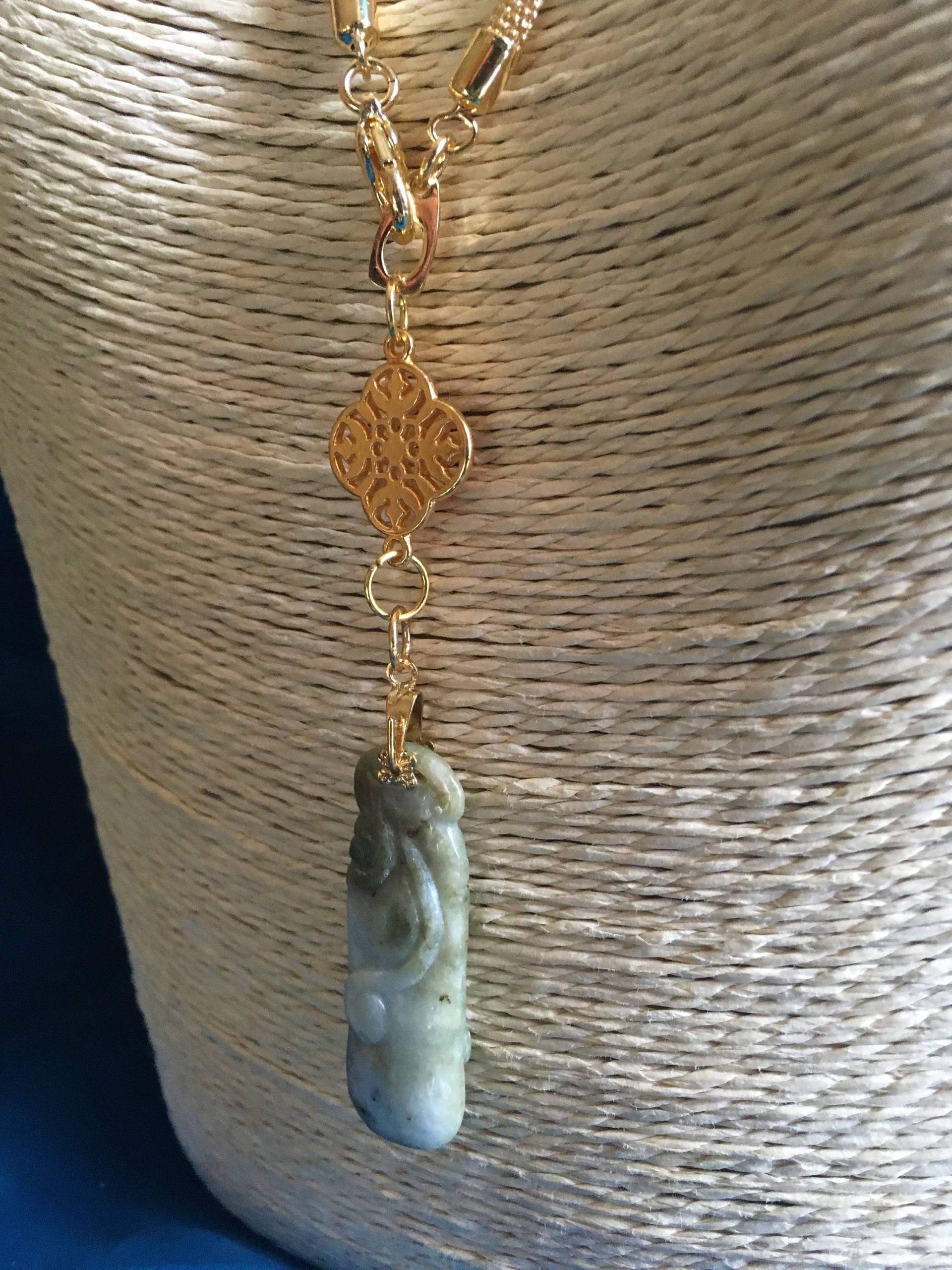 Massive 10Kt & Nephrit Säule Pixiu Jade Handgeschnitzte Skulptur Naturschöne Halskette 17" von BonAmiJewels